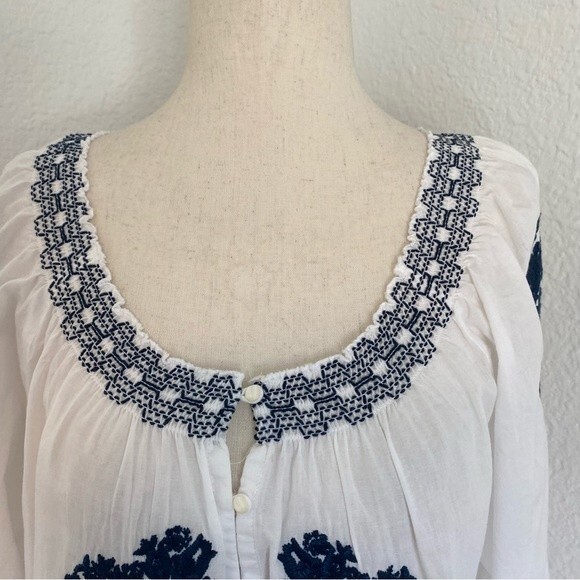 Karen Kane White Navy Peasant Style Embroidery Crochet Boho Flowy Top SZ L - Picture 5 of 11